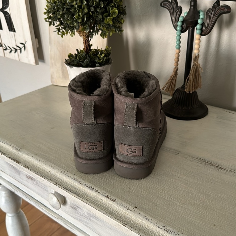 Ugg Mini - image 2